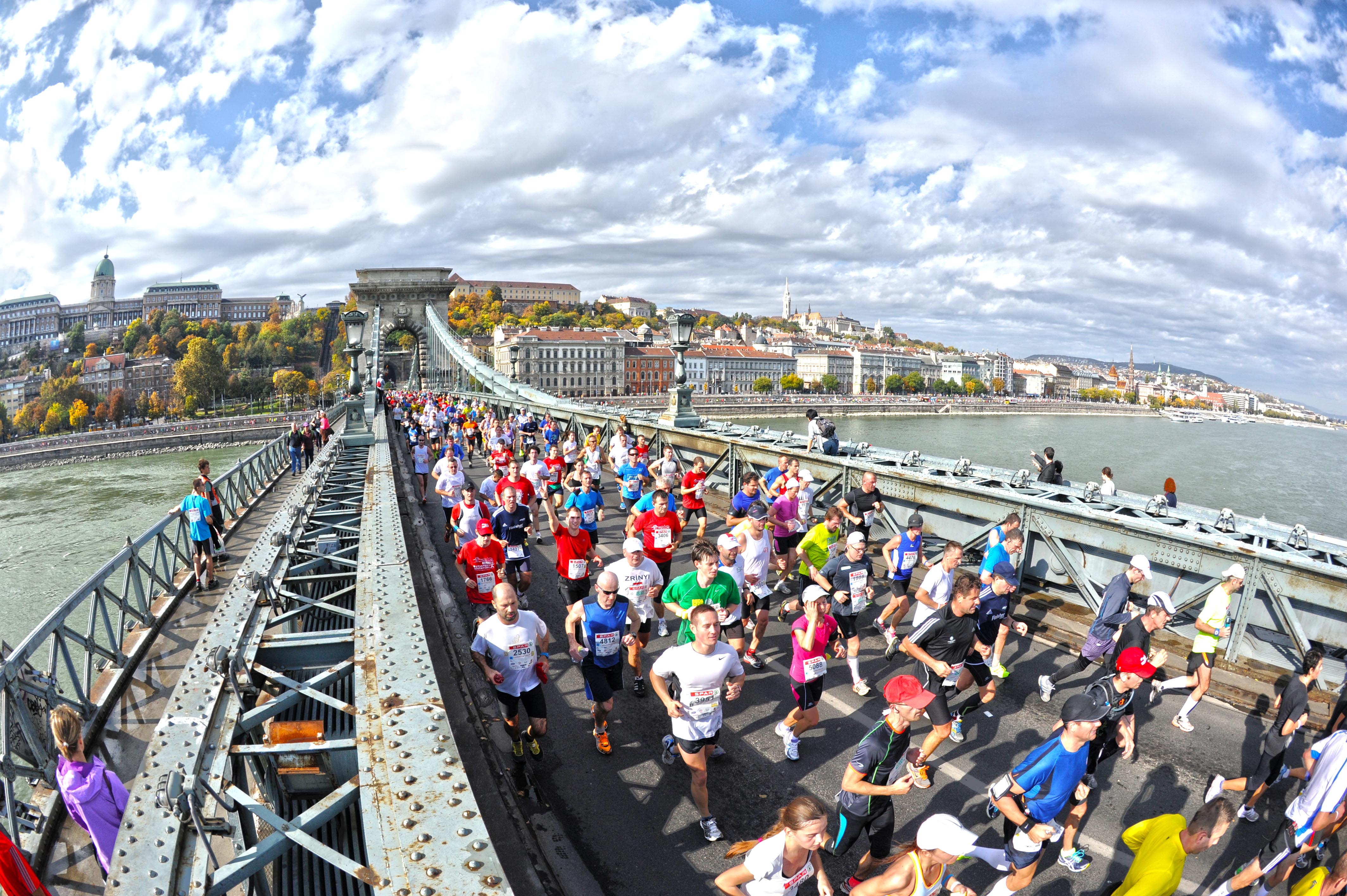 Szombaton 20.000 futó Budapest utcáin! Ne közlekedj megszokásból!