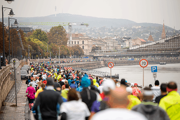 Esőben futottak – több, mint 3000 egyéni nevező az ország legnevesebb maratonján